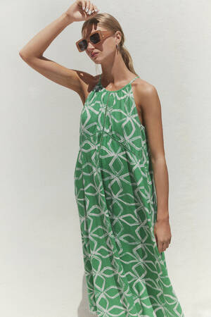 marksandspencer_SS24_Len_T520680_saty s vysokym podilem lnu_zelena_1699Kc_modelka.jpg
